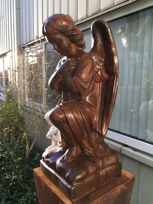 Beeld Knielende Engel - Vol Steen in Oxide